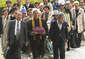 Civilians file lawsuit over Koizumi's Yasukuni visit